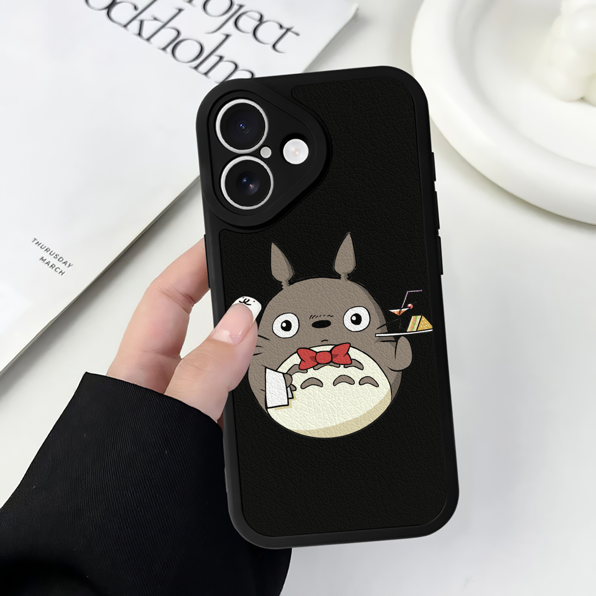 （画像用） となりのトトロ 草壁メイ 草壁サツキ My Neighbor Totoro Satsuki Kusakabe Mei Kusakabe 【iPhone 16シリーズ対応】シリコンスマホケース（レザー調） 材質：シリコン